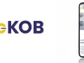 Logo e-KOB i smartfon prezentujący cyfrowa książka obiektu budowlanego.