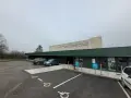 Devant les archives départementales 52, deux voitures sont garées près de l'entrée. Le bâtiment porte l'inscription "ARCHIVES DEPARTEMENTALES DE LA HAUTE-MARNE".