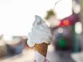 Pyszne lody włoskie w wafelku, idealne na upalny dzień. Choć kuszą smakiem, warto pamiętać o ich kcal.
