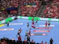 Piłkarze FC Barcelona Handball w akcji, walczą o każdą bramkę. Dynamiczna gra na parkiecie, tłumy kibiców na trybunach.
