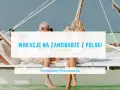 Para odpoczywa na łodzi, marząc o wakacjach na Zanzibarze. Kompletny przewodnik po tym raju.