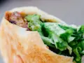 Kebab w tortilli: Ile ma kalorii i jak zrobić go "fit"?