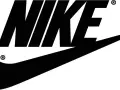 Czarny znak Nike z charakterystycznym "swooshem" i literami.