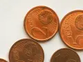 Plusieurs pièces de 2 centimes d'euro, dont une pièce 2 euros rare, sont visibles sur un fond clair.