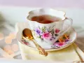 Elegancka filiżanka z kwiatowym wzorem, pełna aromatycznej herbaty. Czy herbata nawadnia? Ta z pewnością tak, dodając chwili relaksu.