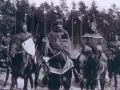 Scena z filmu, gdzie kręcono bitwę pod Grunwaldem. Rycerze na koniach w lesie, przygotowani do walki.