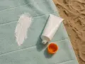 Crema solare su telo da spiaggia. Scopri come togliere le macchie gialle dalla biancheria colorata con rimedi naturali.
