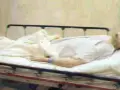 Ostatnie chwile Michaela Jacksona, kiedy zmarł. Król Popu leży na noszach szpitalnych, przykryty białym kocem.