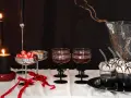 Ett festligt dukat bord med ljus, godis och drinkar. De svarta ljusstakarna med rosetter barn-tema ger en elegant touch.