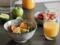 Frutta fresca e succo d'arancia: cosa mangiare a colazione per iniziare la giornata con energia.