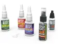 Cinco botellas de pegamento instantáneo y activador de Green Stuff World, prometiendo el pegamento más fuerte del mundo para reparaciones rápidas.