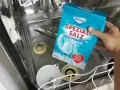 Gdzie wsypać sól do zmywarki? Ekspert radzi: Uniknij zacieków!