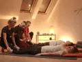 Grupa osób ćwiczy relaksację pod okiem fizjoterapeuty. Dowiedz się, jak zostać fizjoterapeutą i pomagać innym.