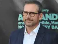Steve Carell, znany z filmów, seriali i programów, w okularach i garniturze na tle napisu "Alexander and the Terrible, Horrible, No Good, Very Bad Day".