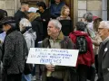 Un homme tient une pancarte "D'ici ou d'ailleurs, seuls ou accompagnés, les jeunes doivent être protégés", soutenant un centre d'accueil pour mineur.