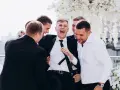 Śmiejący się pan młody otoczony przez przyjaciół. Świetne kawalerski pomysły na wspólne chwile przed ślubem.
