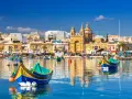 Malta: kolorowe łodzie luzzu w porcie, zabytkowa architektura i błękitne morze. Warto wiedzieć, że to malownicze widoki!