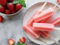 Erfrischendes Erdbeereis selber machen: Leckere Eis am Stiel mit frischen Erdbeeren und Minze.