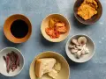 Składniki bogate w umami: sos sojowy, kimchi, miso, grzyby, anchois i parmezan.