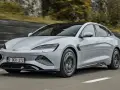 Srebrny BYD Seal pędzi po drodze. Sprawdź aktualną byd seal cena i dowiedz się więcej o tym elektrycznym aucie.