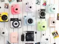 Kolekcja kolorowych aparatów Instax, które pozwalają na natychmiastowe odbitki. Co to Instax? To radość tworzenia wspomnień!
