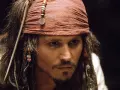 Johnny Depp jako Kapitan Jack Sparrow w filmach z serii Piraci z Karaibów. Charakterystyczna bandana i koraliki we włosach.