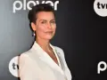 Danuta Stenka w białej kreacji, gwiazda filmów, seriali i programów, na tle logo TVN i Playera.