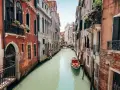 Un canale veneziano con gondola, palazzi storici e un ponte. Forse così si immaginava la Serenissima, perché la repubblica di Venezia era chiamata serenissima.