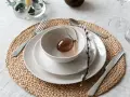 En fin dukning med påskägg och videkissar.