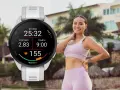 Biały zegarek Garmin z funkcją Garmin Pay, idealny do biegania, pokazuje dystans 2.83 km i tętno 155.