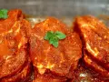 Karkówka w aromatycznej marynacie do pieczenia, gotowa do piekarnika. Liście mięty dodają świeżości.