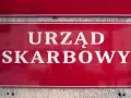 Czerwony szyld z białym napisem "URZĄD SKARBOWY". Właściciel konta bankowego powinien pamiętać o obowiązkach wobec urzędu skarbowego.