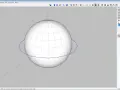 Program SketchUp pokazuje, jak narysować kulę. Widoczna jest siatka i panel z opcjami, gdzie można ustawić promień i segmenty.