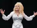 Dolly Parton, strahlend in Weiß, singt auf der Bühne. Sie ist eine Ikone, und ihre Musik ist zeitlos, egal wie alt sie ist.