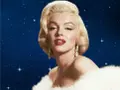 Marilyn Monroe, zodiakalny Bliźniak, w białym futrze na tle nocnego nieba pełnego gwiazd.