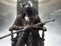 Figura sombría con espada en mano, sentada en un trono, evocando la atmósfera de Bloodborne para PC.