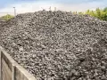 Ogromna hałda koks opałowy, gotowa do ogrzania domów.
