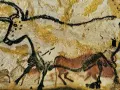 Uråldriga grottmålningar i Lascaux visar djur som tjurar och hästar. Konst från förhistorisk tid.