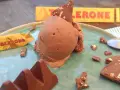 Schokoladeneis mit Toblerone-Stücken und einer ganzen Toblerone-Tafel auf einem Teller.