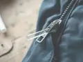 Jak naprawić urwany suwak w kurtce słomką? Szybki trik!