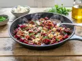 Heißer Bratpfanne mit Rote Bete, Zwiebeln und Feta – ein köstliches Gericht, das Lust auf mehr rote Bete Rezepte macht.