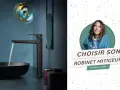 Vidéo expliquant comment fonctionne un mitigeur. Une femme souriante et un robinet moderne dans une salle de bain.