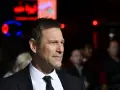Aaron Eckhart, protagonista di molti film, in primo piano con uno sguardo intenso.