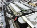 Widok z lotu ptaka na zimowy dworzec autobusowy w Lublinie z autobusami i śniegiem.