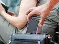 Sprytny złodziej próbuje ukraść telefon. Dowiedz się, jak namierzyć telefon komórkowy przez internet, zanim zniknie.