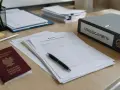 Dokumenty do legalizacji pobytu: polski paszport, wniosek o zezwolenie na pobyt czasowy, długopis i segregator.