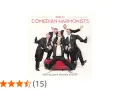 Comedian Harmonists in Anzügen posieren fröhlich auf einem roten Podest.