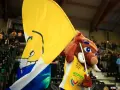 Maskotka z wielką żółtą flagą na meczu w Kielcach.