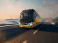 Żółty setra autobus pędzi po autostradzie wśród chmur i gór, w stronę mostu.