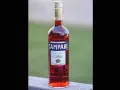 Butelka Campari, czerwonego likieru. Na etykiecie widnieje napis "Milano" i informacja o zawartości alkoholu, czyli campari ile procent.